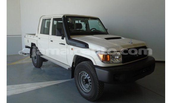 Acheter Import Voiture Toyota Land Cruiser Blanc à Import - Dubai, Clarendon Acheter Import Voiture Toyota Land Cruiser Blanc à Import - Dubai, Clarendon