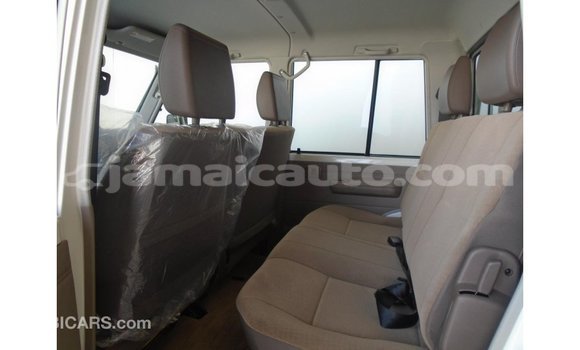Acheter Import Voiture Toyota Land Cruiser Blanc à Import - Dubai, Clarendon Acheter Import Voiture Toyota Land Cruiser Blanc à Import - Dubai, Clarendon