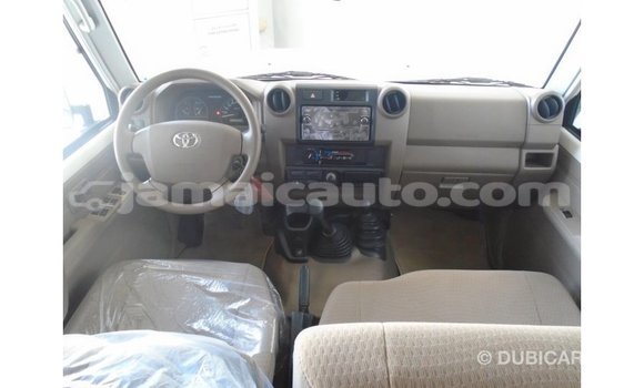Acheter Import Voiture Toyota Land Cruiser Blanc à Import - Dubai, Clarendon Acheter Import Voiture Toyota Land Cruiser Blanc à Import - Dubai, Clarendon
