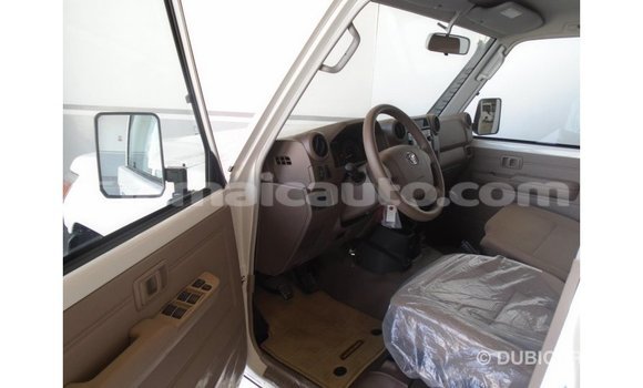 Acheter Import Voiture Toyota Land Cruiser Blanc à Import - Dubai, Clarendon Acheter Import Voiture Toyota Land Cruiser Blanc à Import - Dubai, Clarendon