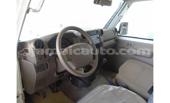 Acheter Import Voiture Toyota Land Cruiser Blanc à Import - Dubai, Clarendon Acheter Import Voiture Toyota Land Cruiser Blanc à Import - Dubai, Clarendon