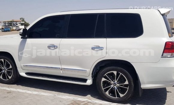 Acheter Import Voiture Toyota Land Cruiser Blanc à Import - Dubai, Clarendon Acheter Import Voiture Toyota Land Cruiser Blanc à Import - Dubai, Clarendon