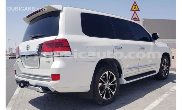 Acheter Import Voiture Toyota Land Cruiser Blanc à Import - Dubai, Clarendon Acheter Import Voiture Toyota Land Cruiser Blanc à Import - Dubai, Clarendon