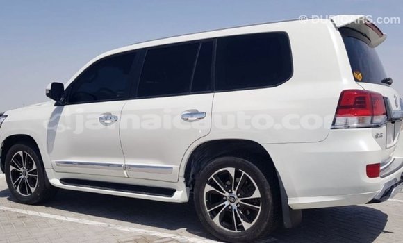 Acheter Import Voiture Toyota Land Cruiser Blanc à Import - Dubai, Clarendon Acheter Import Voiture Toyota Land Cruiser Blanc à Import - Dubai, Clarendon