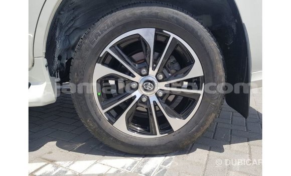 Acheter Import Voiture Toyota Land Cruiser Blanc à Import - Dubai, Clarendon Acheter Import Voiture Toyota Land Cruiser Blanc à Import - Dubai, Clarendon