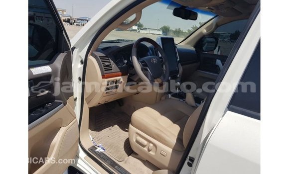 Acheter Import Voiture Toyota Land Cruiser Blanc à Import - Dubai, Clarendon Acheter Import Voiture Toyota Land Cruiser Blanc à Import - Dubai, Clarendon