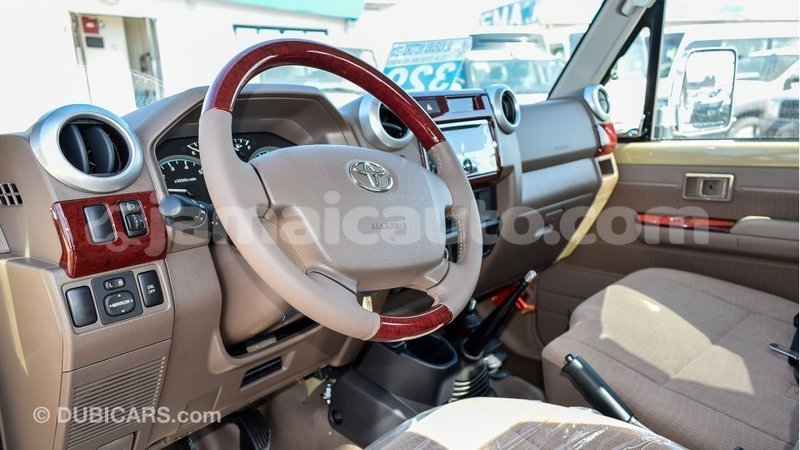 Big with watermark toyota land cruiser clarendon import dubai 2810