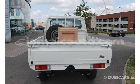 Acheter Import Voiture Toyota Land Cruiser Blanc à Import - Dubai, Clarendon Acheter Import Voiture Toyota Land Cruiser Blanc à Import - Dubai, Clarendon