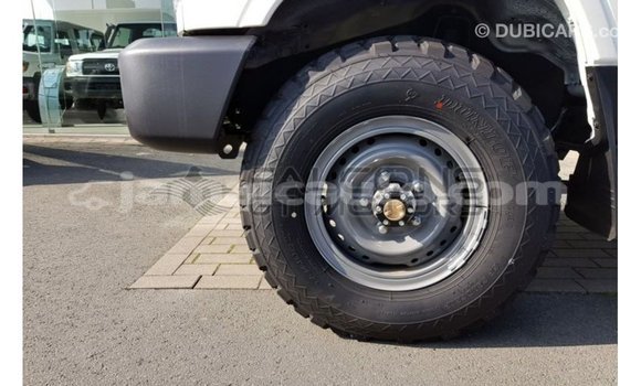 Acheter Import Voiture Toyota Land Cruiser Blanc à Import - Dubai, Clarendon Acheter Import Voiture Toyota Land Cruiser Blanc à Import - Dubai, Clarendon