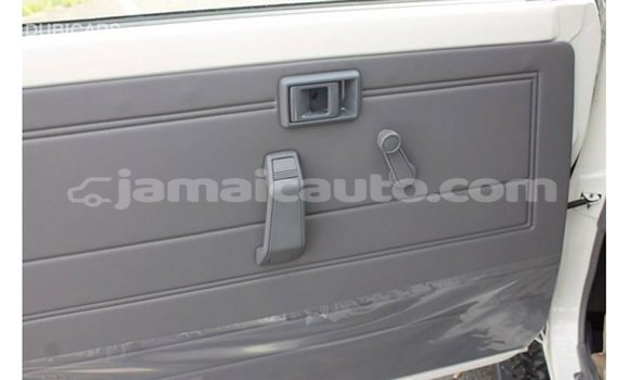Acheter Import Voiture Toyota Land Cruiser Blanc à Import - Dubai, Clarendon Acheter Import Voiture Toyota Land Cruiser Blanc à Import - Dubai, Clarendon