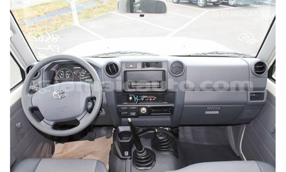 Acheter Import Voiture Toyota Land Cruiser Blanc à Import - Dubai, Clarendon Acheter Import Voiture Toyota Land Cruiser Blanc à Import - Dubai, Clarendon