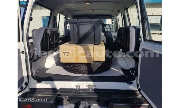 Acheter Import Voiture Toyota Land Cruiser Blanc à Import - Dubai, Clarendon Acheter Import Voiture Toyota Land Cruiser Blanc à Import - Dubai, Clarendon