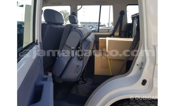 Acheter Import Voiture Toyota Land Cruiser Blanc à Import - Dubai, Clarendon Acheter Import Voiture Toyota Land Cruiser Blanc à Import - Dubai, Clarendon
