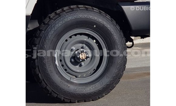 Acheter Import Voiture Toyota Land Cruiser Blanc à Import - Dubai, Clarendon Acheter Import Voiture Toyota Land Cruiser Blanc à Import - Dubai, Clarendon