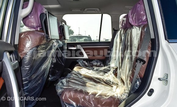 Acheter Import Voiture Toyota Land Cruiser Blanc à Import - Dubai, Clarendon Acheter Import Voiture Toyota Land Cruiser Blanc à Import - Dubai, Clarendon