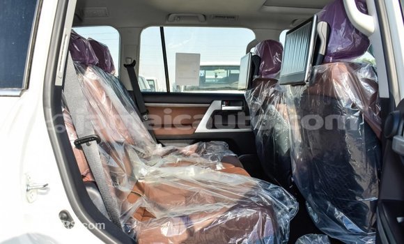 Acheter Import Voiture Toyota Land Cruiser Blanc à Import - Dubai, Clarendon Acheter Import Voiture Toyota Land Cruiser Blanc à Import - Dubai, Clarendon