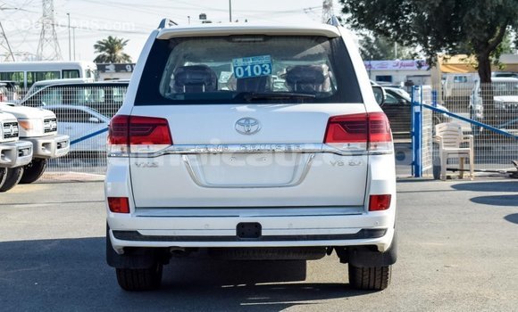 Acheter Import Voiture Toyota Land Cruiser Blanc à Import - Dubai, Clarendon Acheter Import Voiture Toyota Land Cruiser Blanc à Import - Dubai, Clarendon