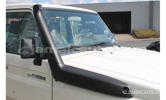 Acheter Import Voiture Toyota Land Cruiser Blanc à Import - Dubai, Clarendon Acheter Import Voiture Toyota Land Cruiser Blanc à Import - Dubai, Clarendon
