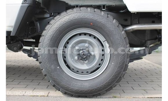 Acheter Import Voiture Toyota Land Cruiser Blanc à Import - Dubai, Clarendon Acheter Import Voiture Toyota Land Cruiser Blanc à Import - Dubai, Clarendon