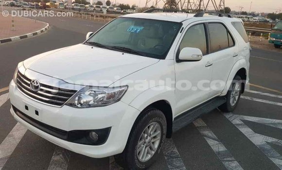 Acheter Import Voiture Toyota Fortuner Blanc à Import - Dubai, Clarendon Acheter Import Voiture Toyota Fortuner Blanc à Import - Dubai, Clarendon