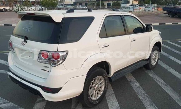 Acheter Import Voiture Toyota Fortuner Blanc à Import - Dubai, Clarendon Acheter Import Voiture Toyota Fortuner Blanc à Import - Dubai, Clarendon