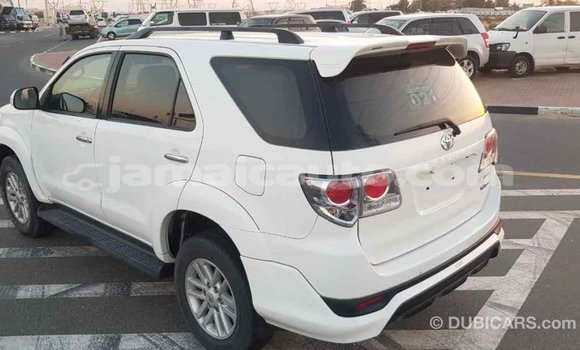 Acheter Import Voiture Toyota Fortuner Blanc à Import - Dubai, Clarendon Acheter Import Voiture Toyota Fortuner Blanc à Import - Dubai, Clarendon