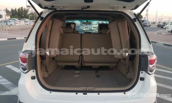 Acheter Import Voiture Toyota Fortuner Blanc à Import - Dubai, Clarendon Acheter Import Voiture Toyota Fortuner Blanc à Import - Dubai, Clarendon