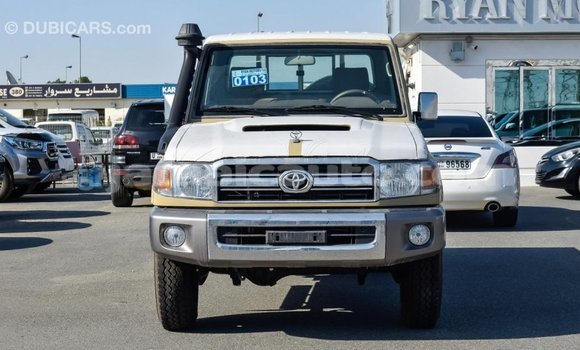 Acheter Import Voiture Toyota Land Cruiser Beige à Import - Dubai, Clarendon Acheter Import Voiture Toyota Land Cruiser Beige à Import - Dubai, Clarendon