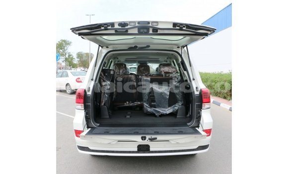 Acheter Import Voiture Toyota Land Cruiser Blanc à Import - Dubai, Clarendon Acheter Import Voiture Toyota Land Cruiser Blanc à Import - Dubai, Clarendon