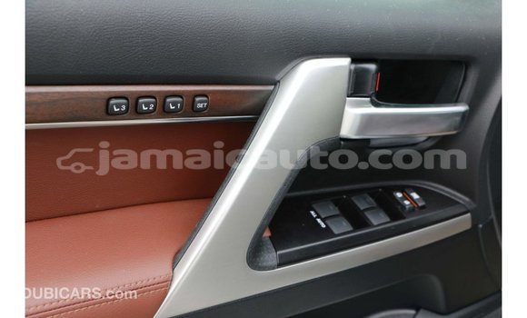Acheter Import Voiture Toyota Land Cruiser Blanc à Import - Dubai, Clarendon Acheter Import Voiture Toyota Land Cruiser Blanc à Import - Dubai, Clarendon