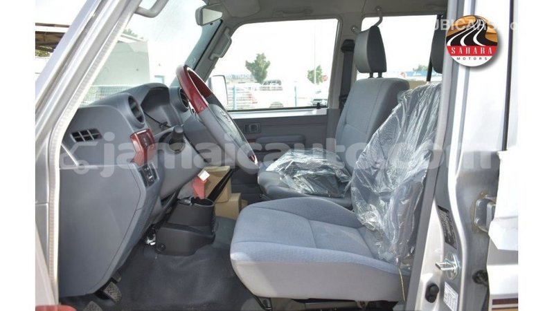 Big with watermark toyota land cruiser clarendon import dubai 2979