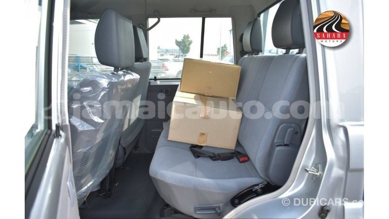 Big with watermark toyota land cruiser clarendon import dubai 2979