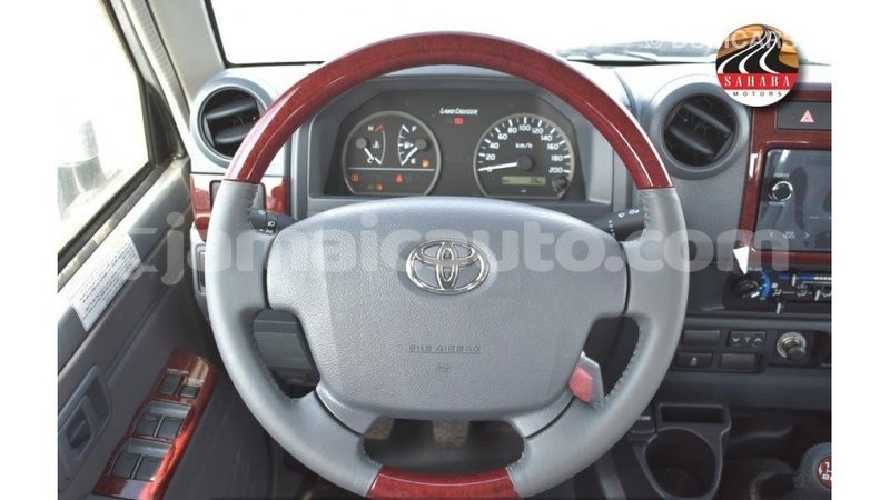 Big with watermark toyota land cruiser clarendon import dubai 2979