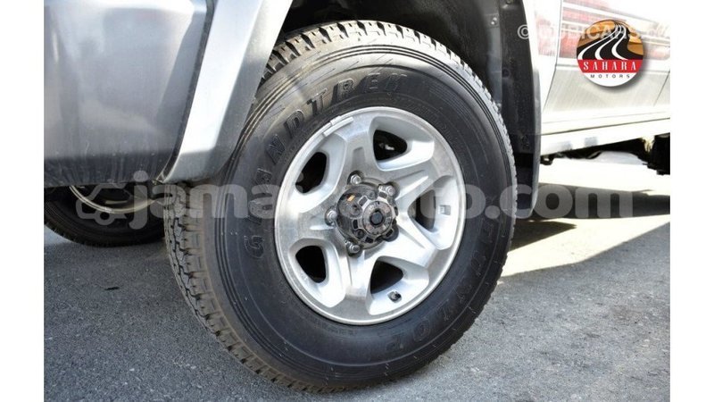 Big with watermark toyota land cruiser clarendon import dubai 2979