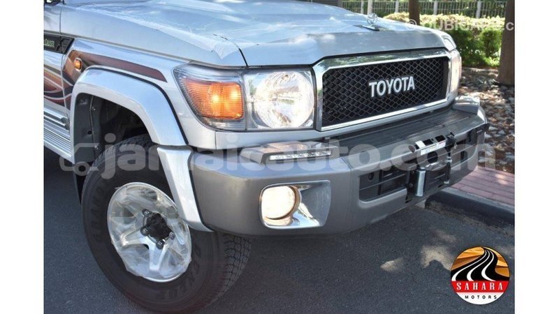 Big with watermark toyota land cruiser clarendon import dubai 3005