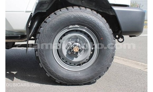 Acheter Import Voiture Toyota Land Cruiser Blanc à Import - Dubai, Clarendon Acheter Import Voiture Toyota Land Cruiser Blanc à Import - Dubai, Clarendon