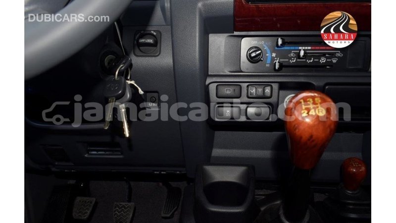 Big with watermark toyota land cruiser clarendon import dubai 3069