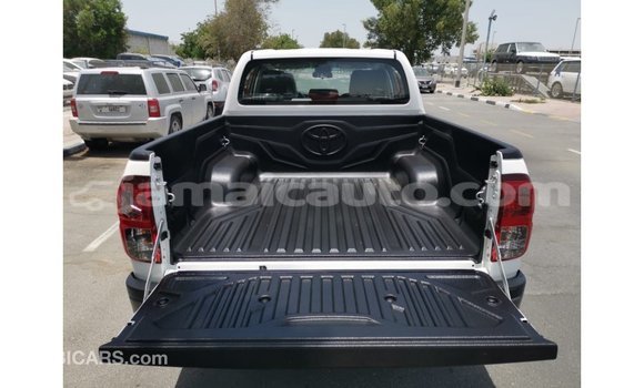 Acheter Import Voiture Toyota Hilux Blanc à Import - Dubai, Clarendon Acheter Import Voiture Toyota Hilux Blanc à Import - Dubai, Clarendon