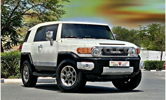 Acheter Import Voiture Toyota FJ Cruiser Blanc à Import - Dubai, Clarendon