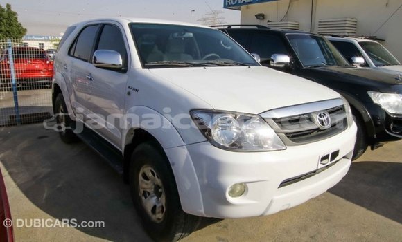 Acheter Import Voiture Toyota Fortuner Blanc à Import - Dubai, Clarendon Acheter Import Voiture Toyota Fortuner Blanc à Import - Dubai, Clarendon