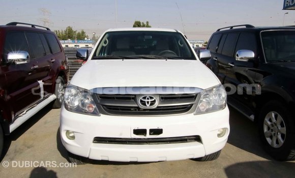 Acheter Import Voiture Toyota Fortuner Blanc à Import - Dubai, Clarendon Acheter Import Voiture Toyota Fortuner Blanc à Import - Dubai, Clarendon