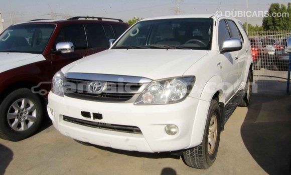 Acheter Import Voiture Toyota Fortuner Blanc à Import - Dubai, Clarendon Acheter Import Voiture Toyota Fortuner Blanc à Import - Dubai, Clarendon