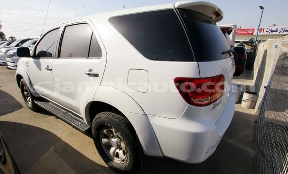 Acheter Import Voiture Toyota Fortuner Blanc à Import - Dubai, Clarendon Acheter Import Voiture Toyota Fortuner Blanc à Import - Dubai, Clarendon