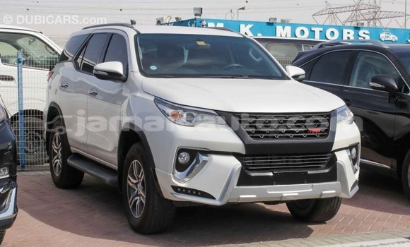 Acheter Import Voiture Toyota Fortuner Blanc à Import - Dubai, Clarendon Acheter Import Voiture Toyota Fortuner Blanc à Import - Dubai, Clarendon
