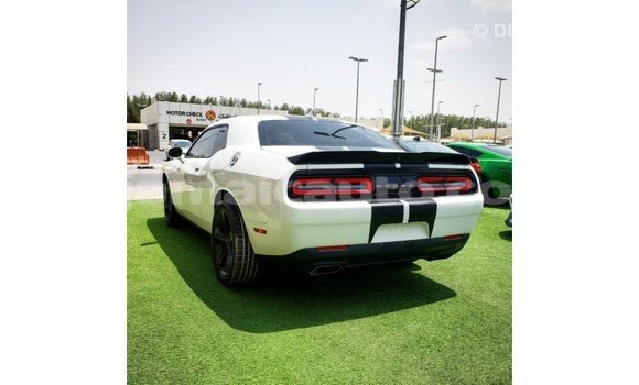 Acheter Import Voiture Dodge Challenger Blanc à Import - Dubai, Clarendon Acheter Import Voiture Dodge Challenger Blanc à Import - Dubai, Clarendon