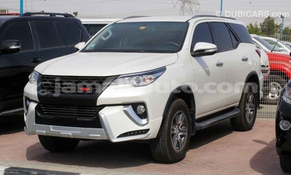 Acheter Import Voiture Toyota Fortuner Blanc à Import - Dubai, Clarendon Acheter Import Voiture Toyota Fortuner Blanc à Import - Dubai, Clarendon
