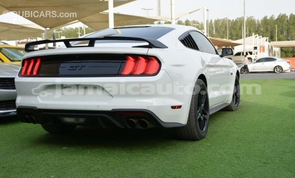 Acheter Import Voiture Ford Mustang Blanc à Import - Dubai, Clarendon Acheter Import Voiture Ford Mustang Blanc à Import - Dubai, Clarendon