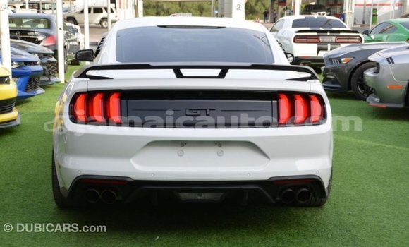 Acheter Import Voiture Ford Mustang Blanc à Import - Dubai, Clarendon Acheter Import Voiture Ford Mustang Blanc à Import - Dubai, Clarendon