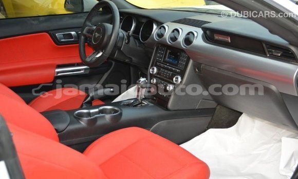 Acheter Import Voiture Ford Mustang Blanc à Import - Dubai, Clarendon Acheter Import Voiture Ford Mustang Blanc à Import - Dubai, Clarendon