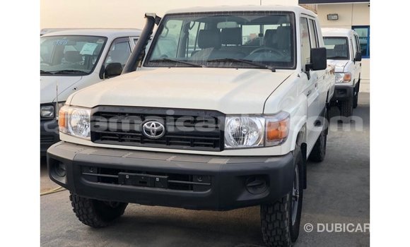 Acheter Import Voiture Toyota Land Cruiser Blanc à Import - Dubai, Clarendon Acheter Import Voiture Toyota Land Cruiser Blanc à Import - Dubai, Clarendon